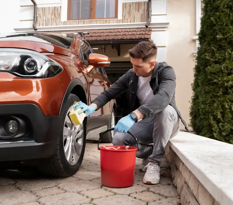 Lavage auto à domicile Saint-Just-d'Ardèche : professionnel intervenant sur un véhicule